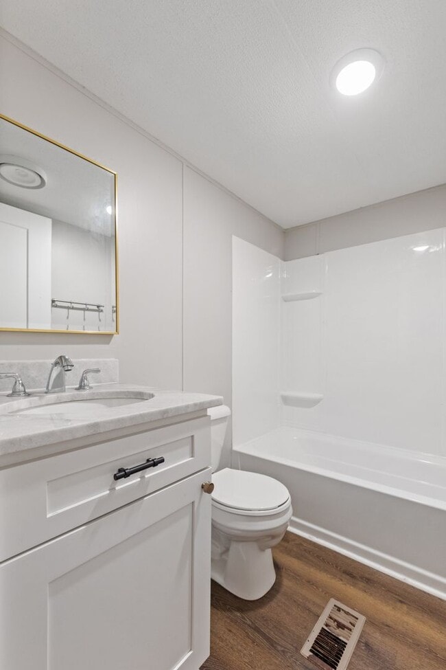 Building Photo - 3 bed 2 bath