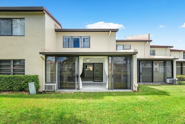 Building Photo - 8566 Casa Del Lago