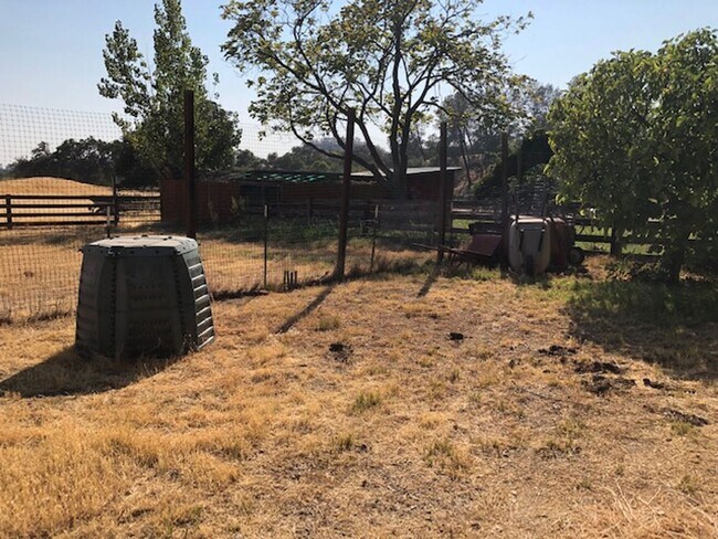 Building Photo - Butte Valley 3 bed 2 bath home, Privacy, n...