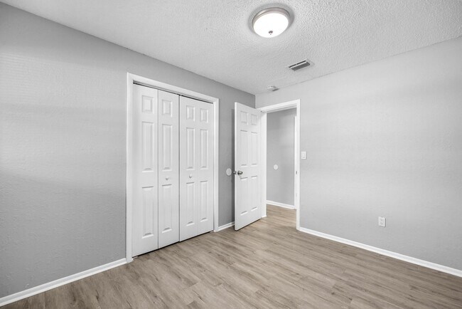Building Photo - Beautifully renovated 4bdrm/2bath home wit...