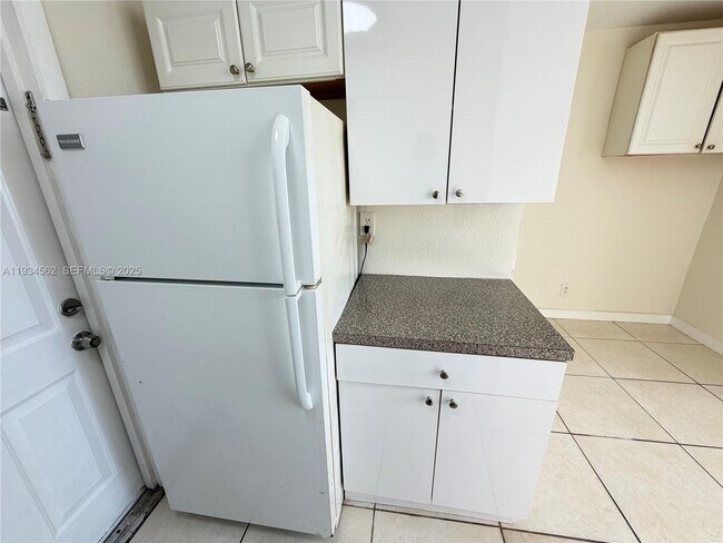 Building Photo - 2571 NW 13th Ct