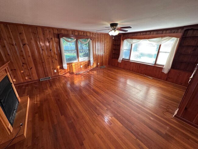 Building Photo - 3 Bedrooms- 2 Bathrooms- House in Armuchee!