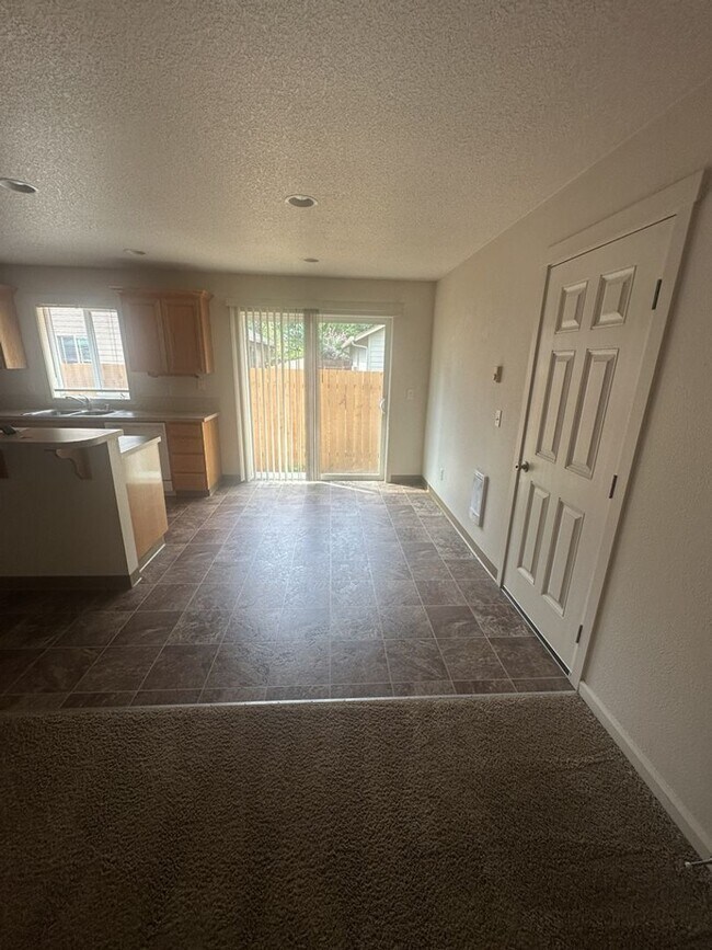 Building Photo - Three Bedroom Ranch in Orchards!