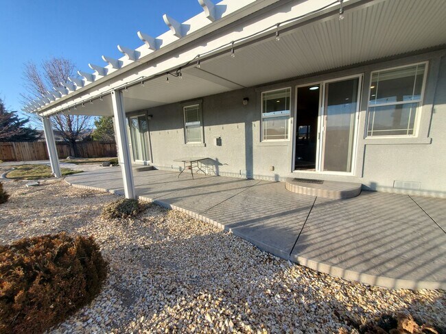 Building Photo - Gorgeous executive style home available fo...