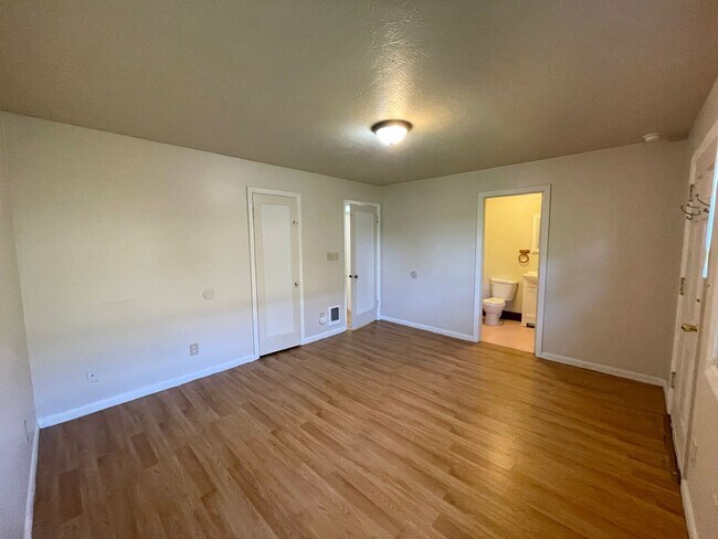 Building Photo - Charming 1 bedroom available in Woodlawn T...