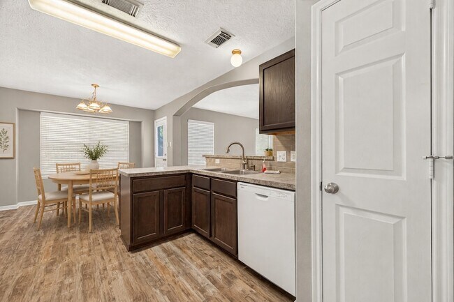 Building Photo - 5437 N Buffalo Cir