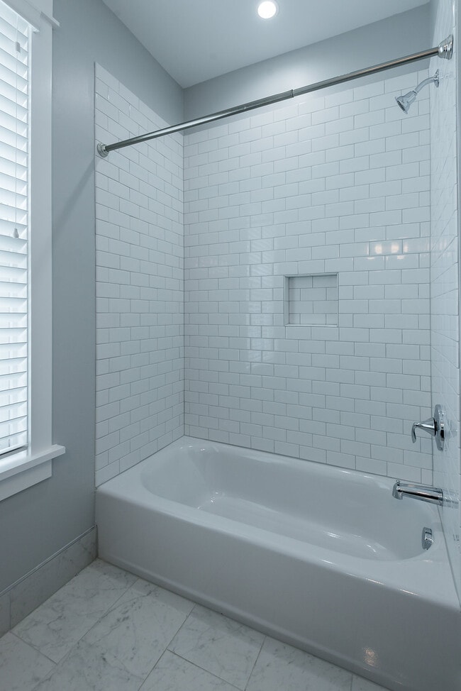 Building Photo - 8 Sanctuary Ct