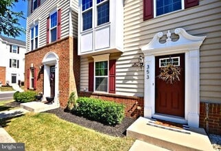 Building Photo - 353 E Hancock St