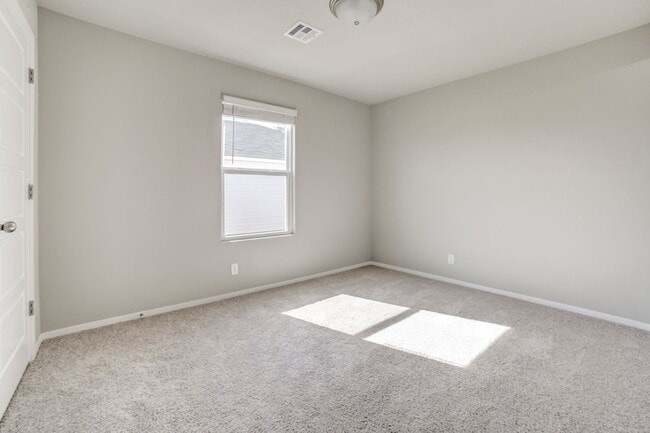 Building Photo - Beautiful Newer 3 Bedroom, 2 Bath Home Move-In Ready