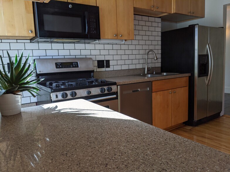Kitchen - 2509 Pleasant Ave