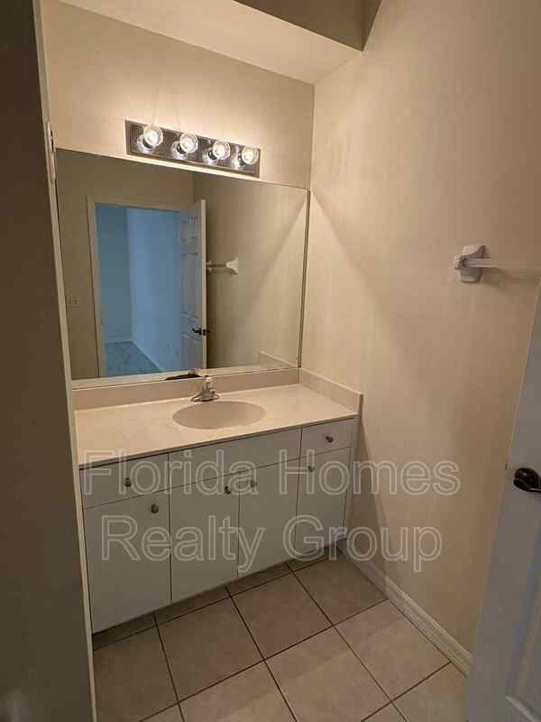 Building Photo - 3629 Pine Oak Cir