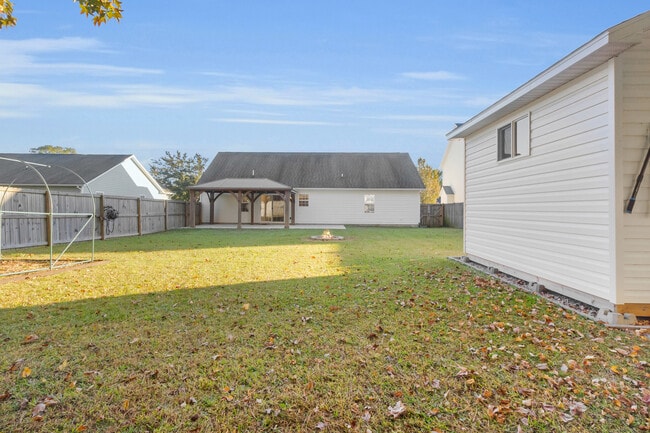 Building Photo - 204 Two Oaks Ct