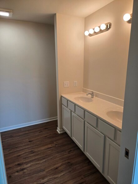 Primary Double Sinks - 4422 Squaw Valley Dr