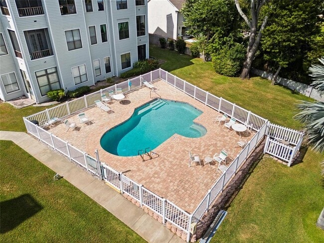 Building Photo - 3127 W Sligh Ave