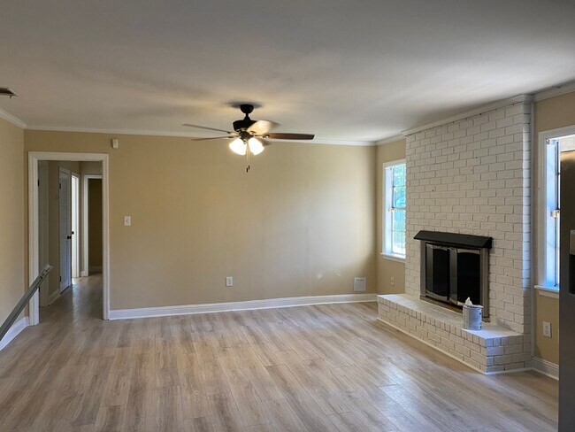 Building Photo - NEWLY RENOVATED- MOVE IN SPECIAL 300.00 OF...