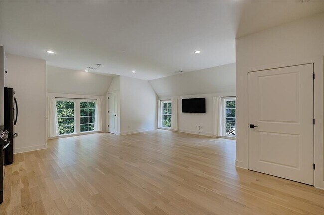 Building Photo - 3570 Knollwood Dr NW