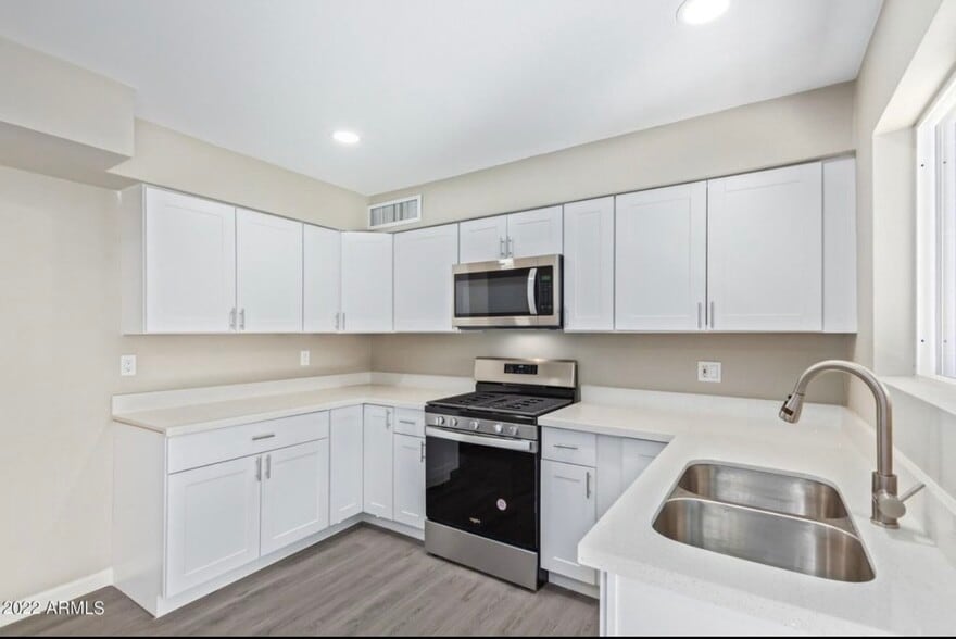 Building Photo - 2429 W Sunnyside Ave