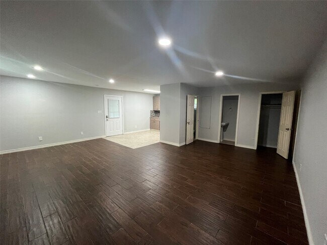 Building Photo - 2402 Fawnwood Ln