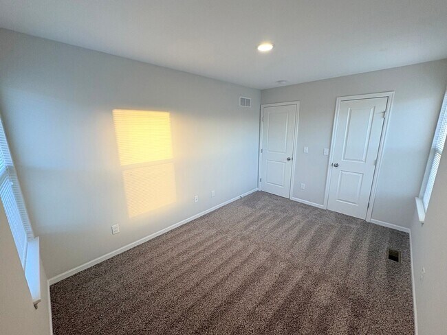 Building Photo - 3 Bedroom | 2.5 Bath | 2-Car Garage in Gra...