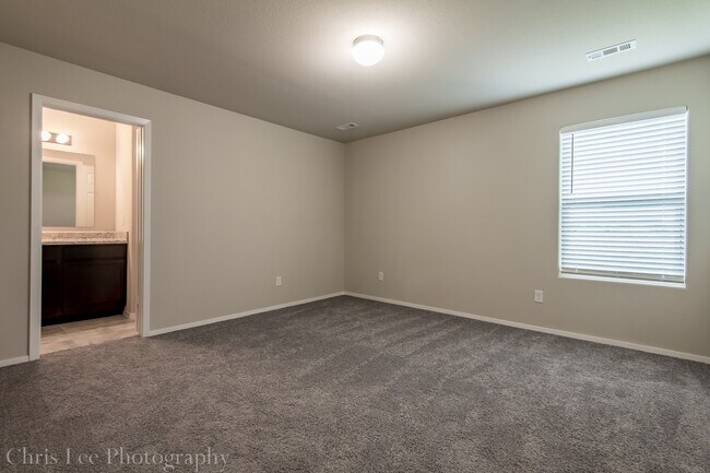 Building Photo - 4BR Home w/Fenced Yard