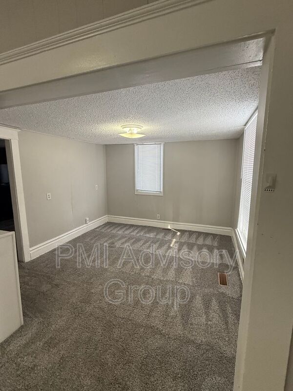 Building Photo - 2027 SW Van Buren St