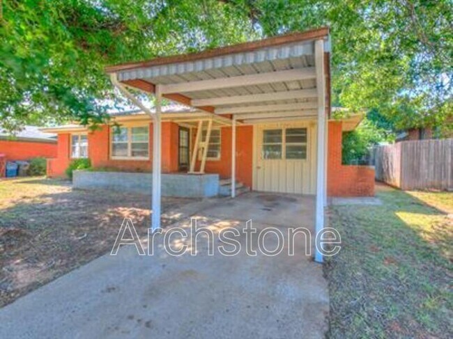 Building Photo - 724 General Senter Dr