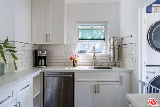 Building Photo - 4870 Stratford Rd