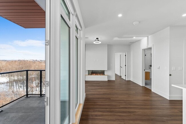 Building Photo - Upscale 1BR Apt in Burlington - 5th Floor ...