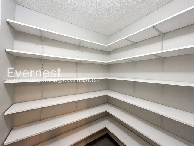 Building Photo - 4 Bed / 2 Bath Modern Home / Pet-Friendly / Available Now!