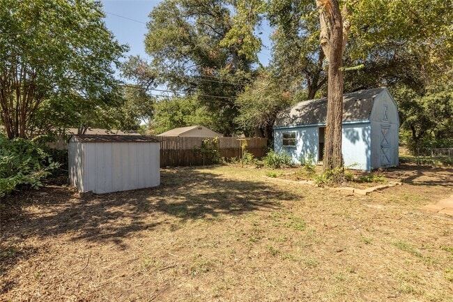 Building Photo - 817 Edgehill Dr