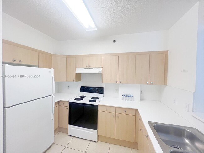 Building Photo - 9340 Fontainebleau Blvd