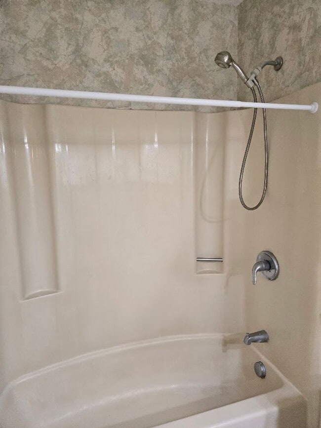 Building Photo - 3 Bedroom Townhouse in Virginia Beach