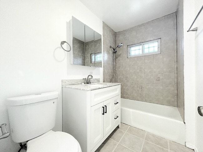 Building Photo - 439 W Buckthorn St