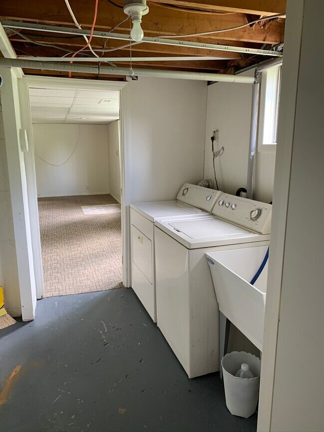 Building Photo - 3 Bedroom Close to Lewis Gale Hospital