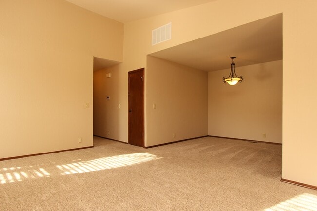Building Photo - 4700 Hemlock Ln