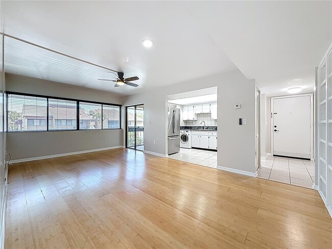 Building Photo - 890 N Village Dr