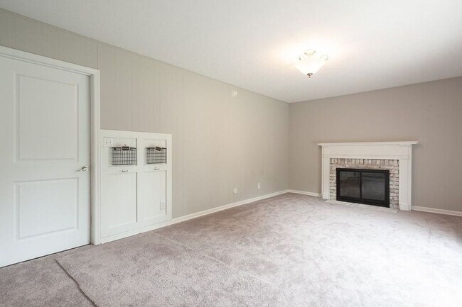 Building Photo - Beautiful home located in Sycamore Knolls!
