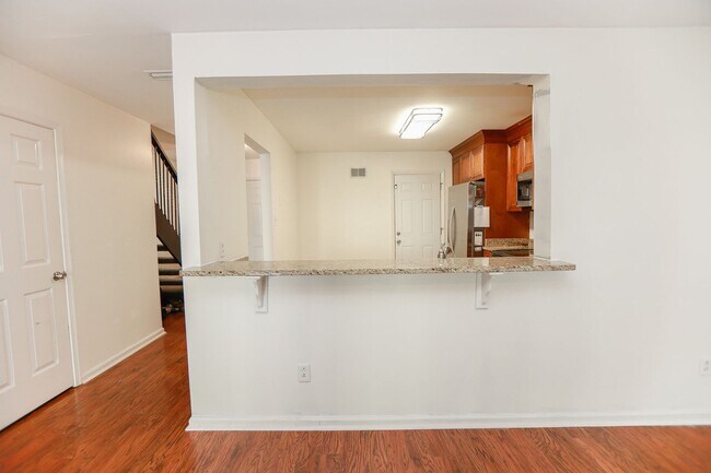 Building Photo - "Charming Kempsville Lake Townhome – Great Amenities & Location!"