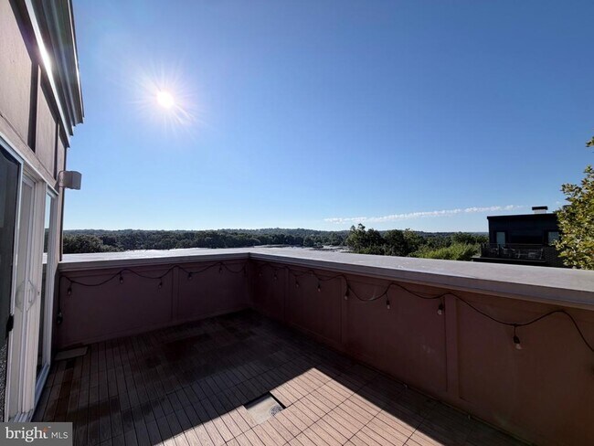Building Photo - 4560 Longfellow St