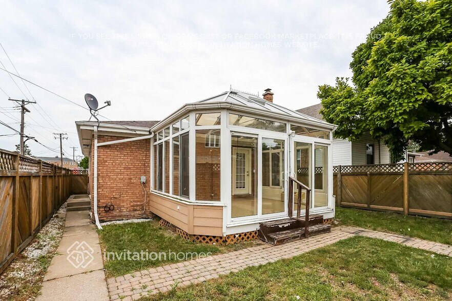 Building Photo - 2652 Maple St