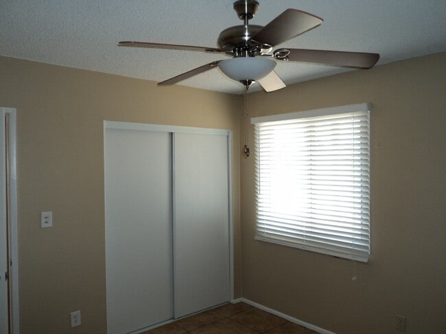 Building Photo - Freshly painted and ready for new occupant...