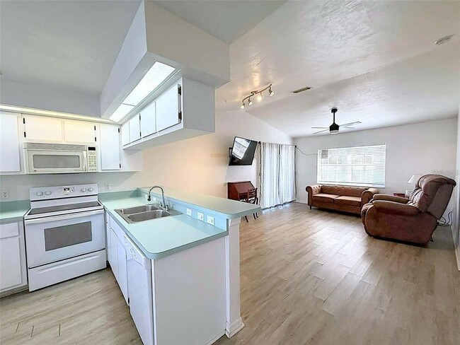 Building Photo - 504 Rose Apple Cir