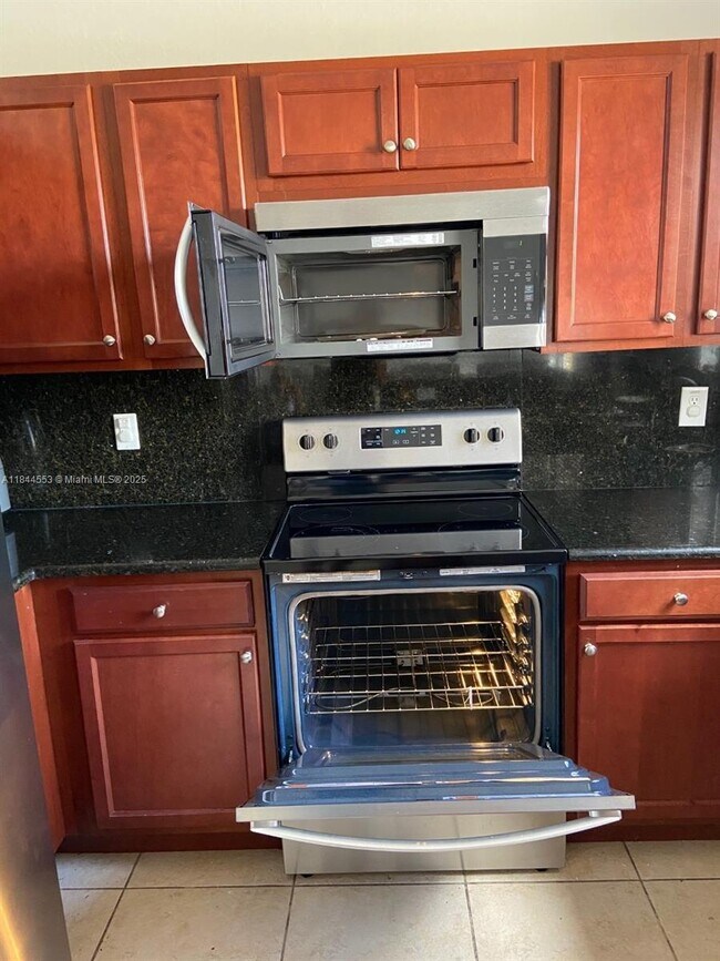 Building Photo - 8728 NW 113th Ct