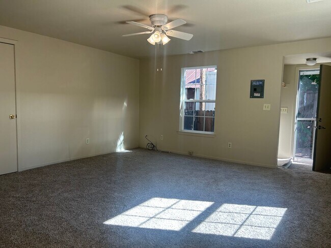 Building Photo - Camino 2/2 cottage $1625