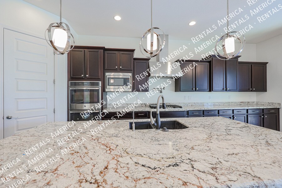Building Photo - 4121 E Yellowstone Pl