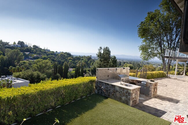 Building Photo - 17108 Oak View Dr