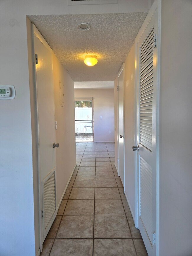 Building Photo - NEW PRICE / N Tamiami Trail / Townhouse