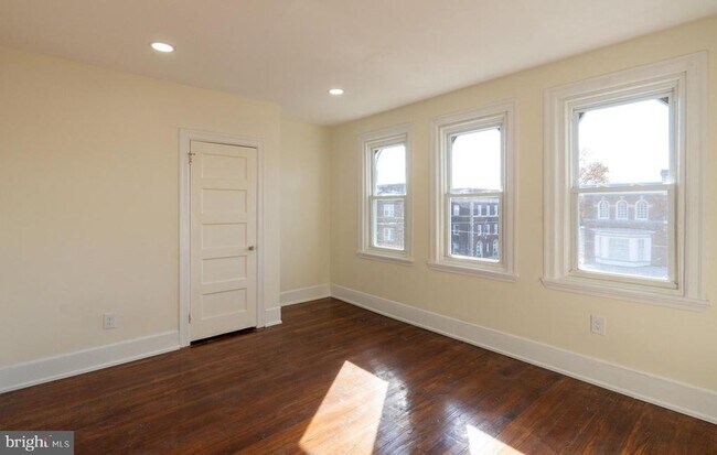 Building Photo - 5003 Pine St