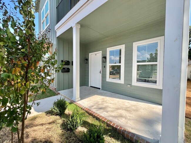 Building Photo - 216 E Hurd St