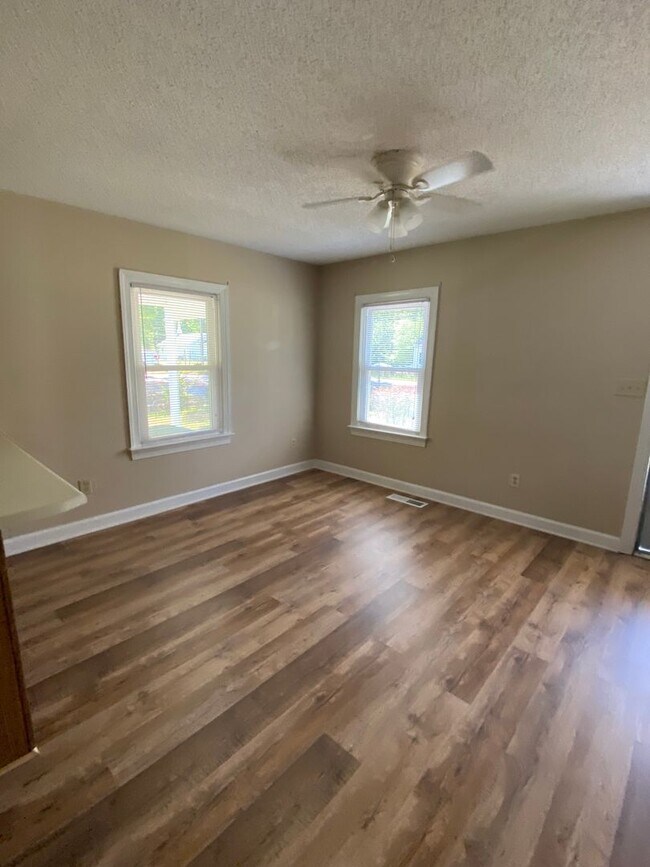 Building Photo - Cute 2 Bedroom Ranch!! Great deck and yard!